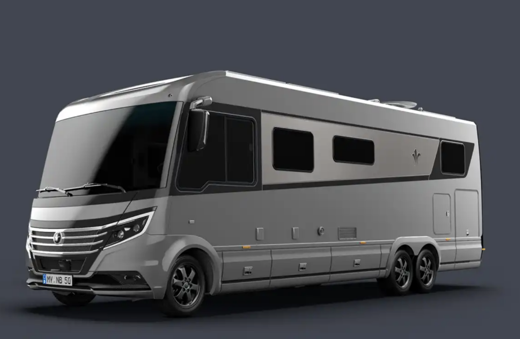 Luxusní liner Niesmann + Bischoff Arto na podvozku Mercedes-Benz v horské krajině.