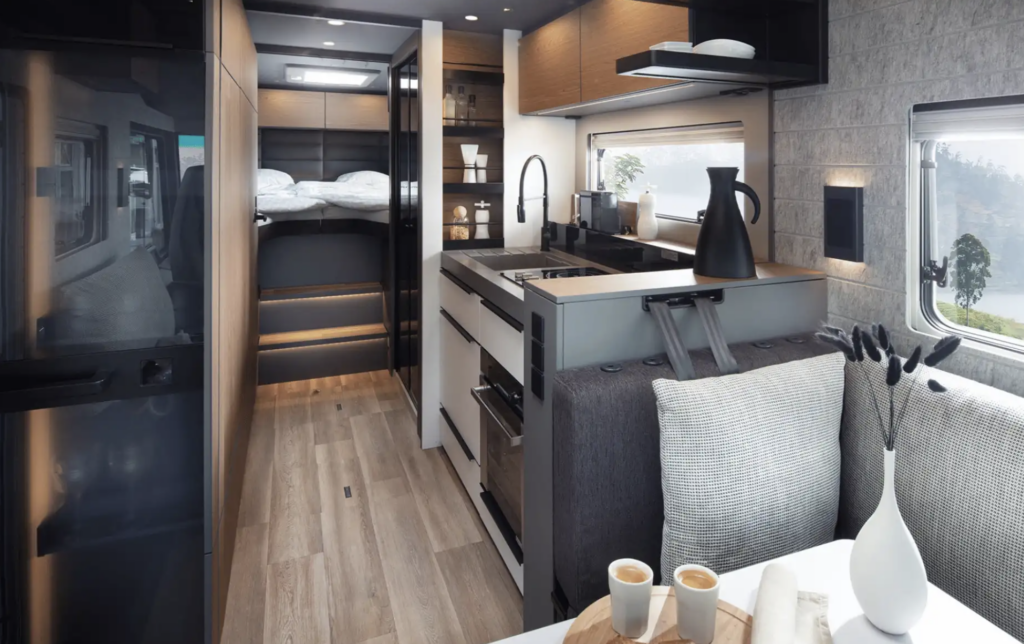 Moderní interiér Arto 84 s jemným ambientním osvětlením a materiály typu boutique hotel.