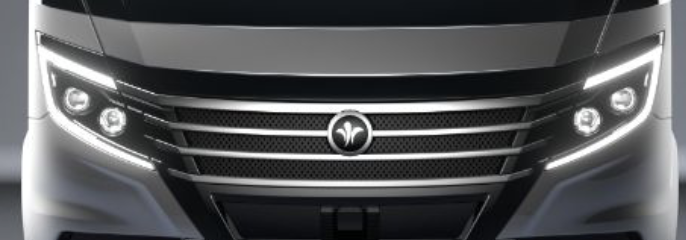 Detail přední masky vozu Arto 84 s výraznými LED světlomety a hvězdou Mercedes-Benz.